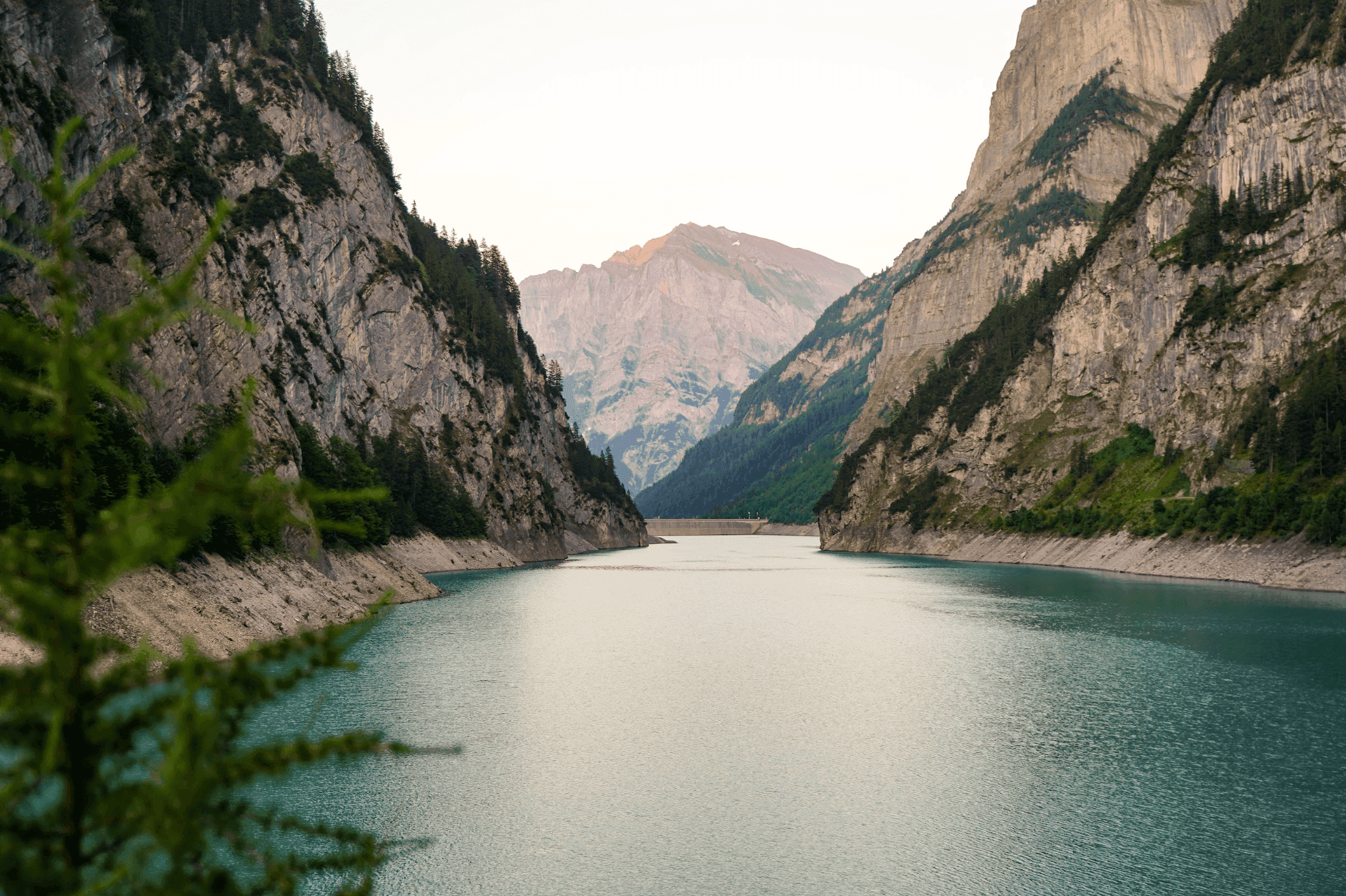 Stausee im Calfeisental vor dem Nomady Stellplatz der Walsersiedlung in der Schweiz